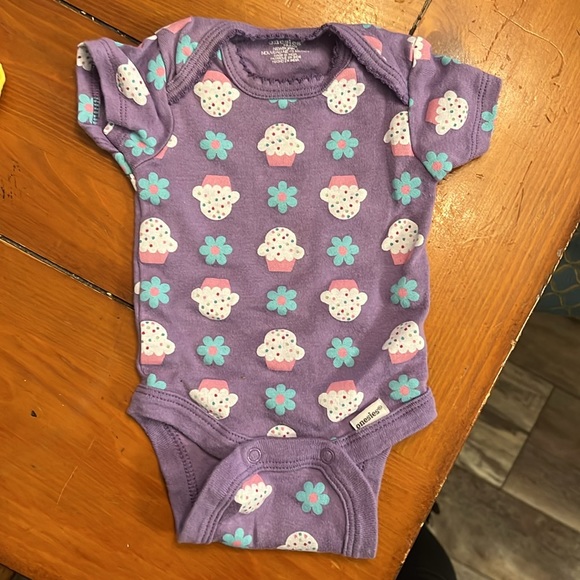 Newborn Onsies 4 pack. New never worn but have been washed - Picture 4 of 9